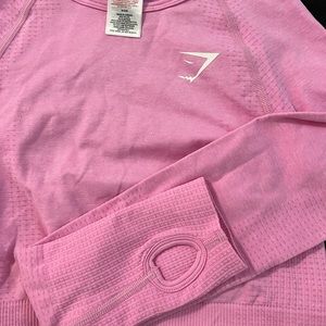 Gymshark cropped work out top! Size small with thumb holes! Never worn!